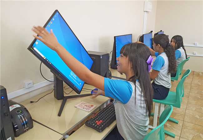 Aula inaugural na sala de Informática 